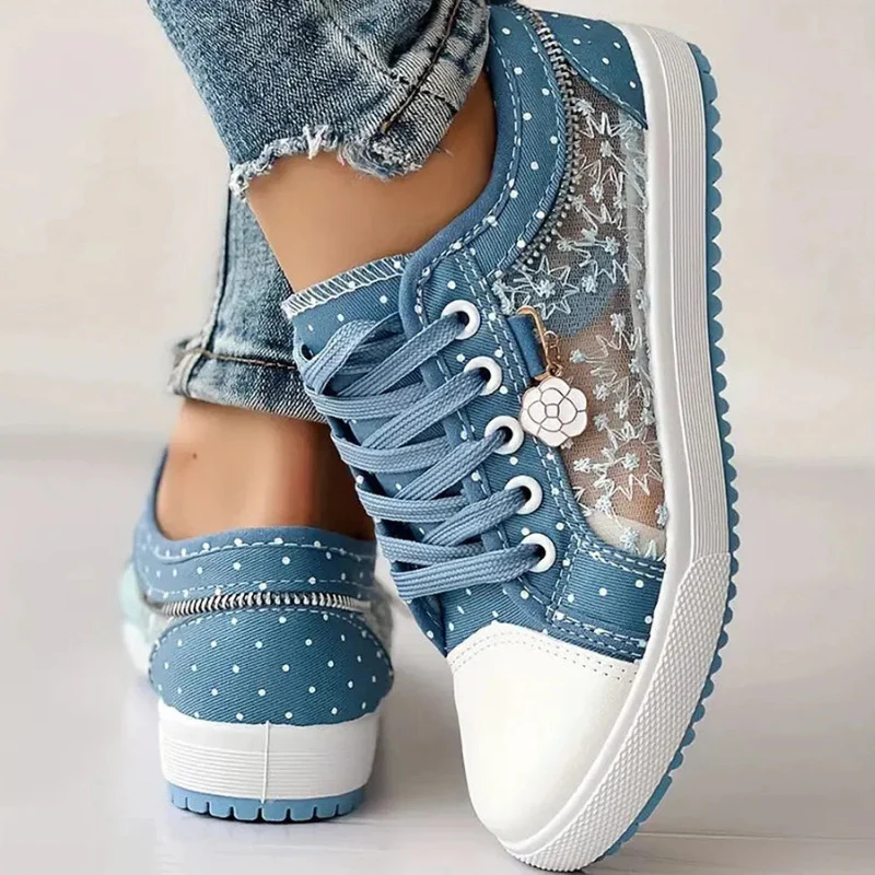 Sneaker mit Mesh-Einsätzen, Blumenstickerei und Zieranhänger - Image 2
