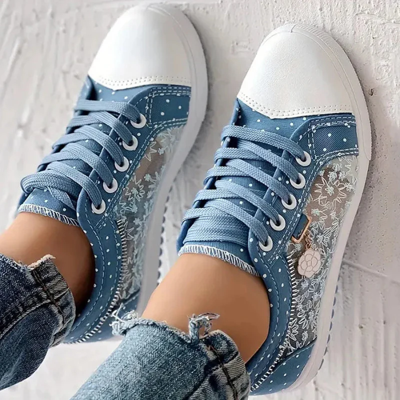 Sneaker mit Mesh-Einsätzen, Blumenstickerei und Zieranhänger - Image 3