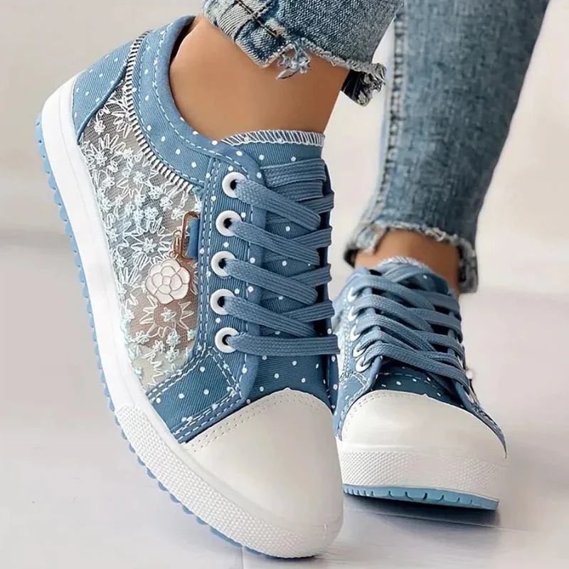 Sneaker mit Mesh-Einsätzen, Blumenstickerei und Zieranhänger - Image 4