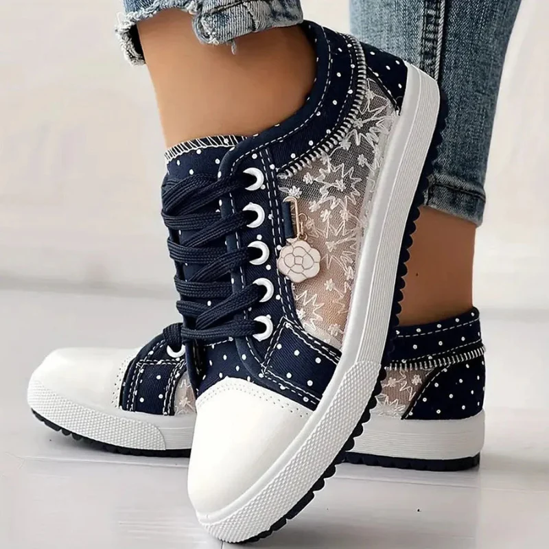 Sneaker mit Mesh-Einsätzen, Blumenstickerei und Zieranhänger - Image 5