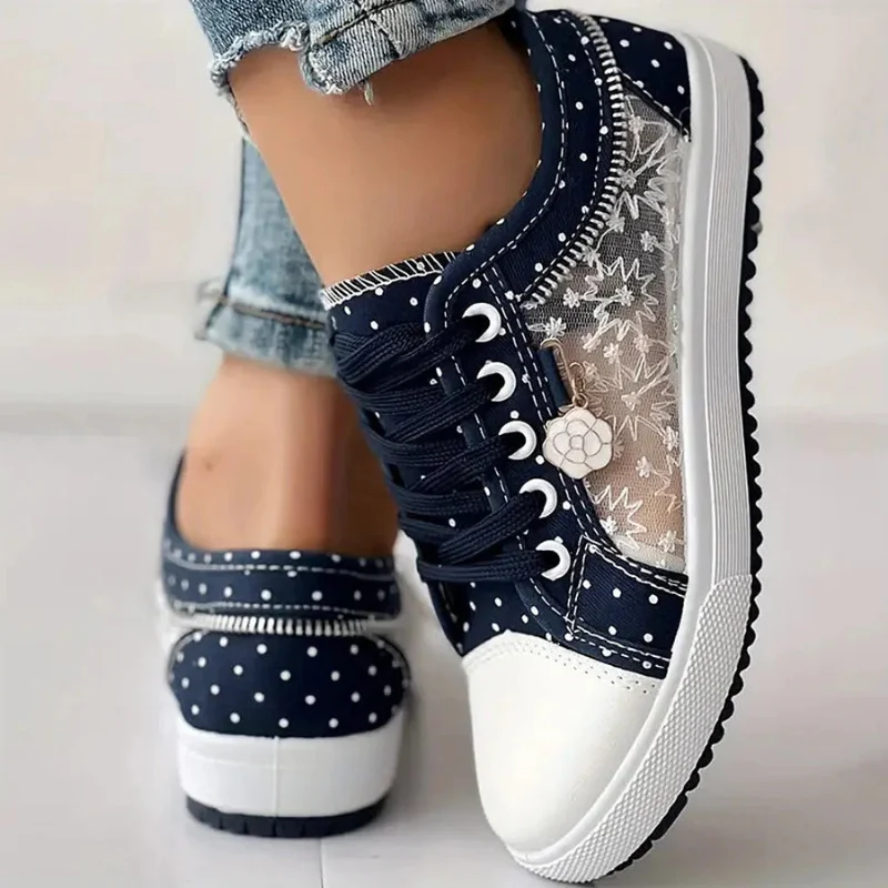 Sneaker mit Mesh-Einsätzen, Blumenstickerei und Zieranhänger - Image 6