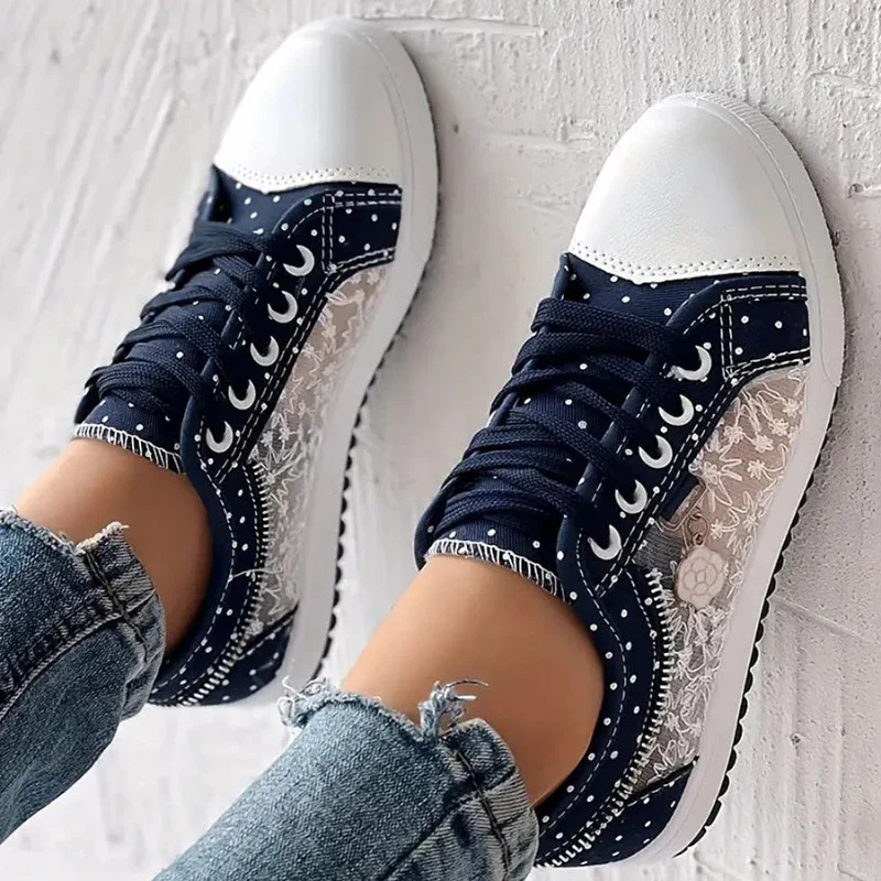 Sneaker mit Mesh-Einsätzen, Blumenstickerei und Zieranhänger - Image 7