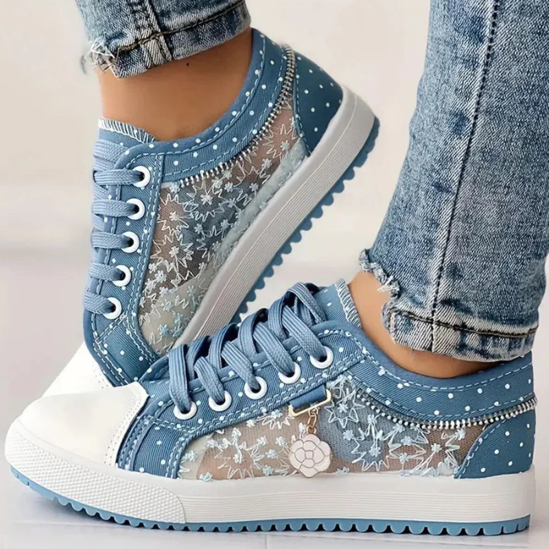 Sneaker mit Mesh-Einsätzen, Blumenstickerei und Zieranhänger - Image 8