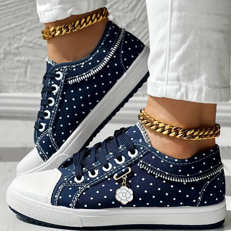 Sneaker mit Mesh-Einsätzen, Blumenstickerei und Zieranhänger - Image 9