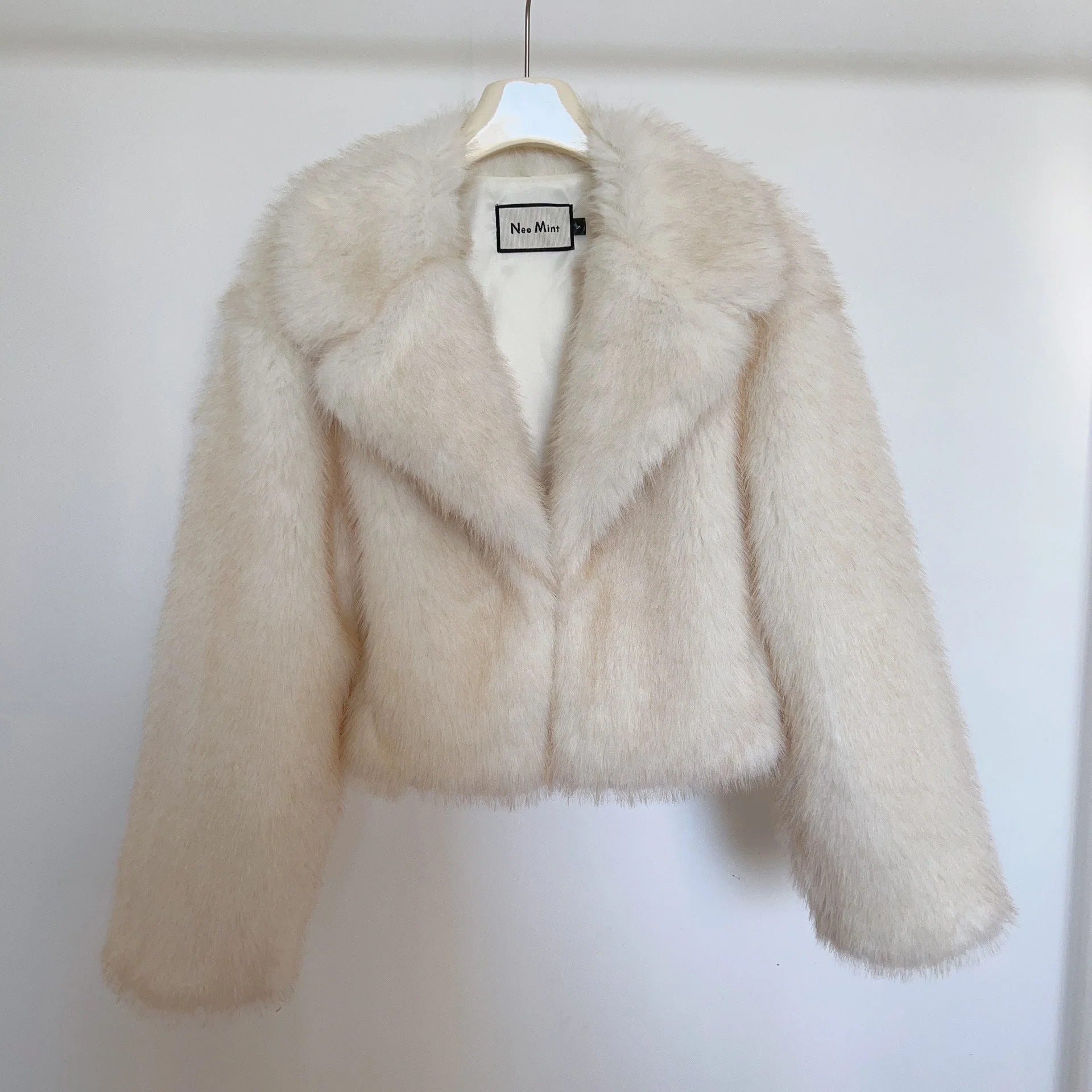 Sofía – Luxuriöse Kunstfell Damen Kurzjacke mit Volumenkragen - Image 2