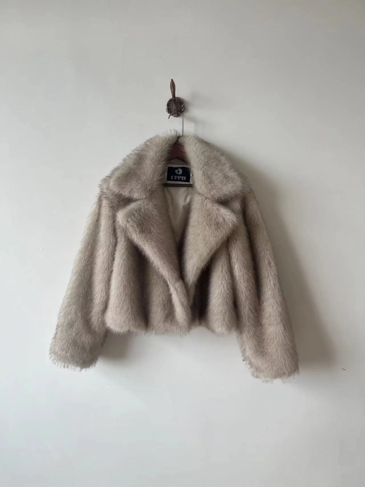 Sofía – Luxuriöse Kunstfell Damen Kurzjacke mit Volumenkragen - Image 7