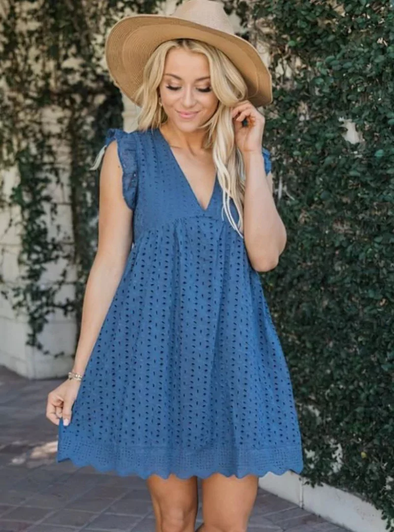 Sommerkleid mit Lochstickerei und V-Ausschnitt – Lockerer Schnitt - Image 2