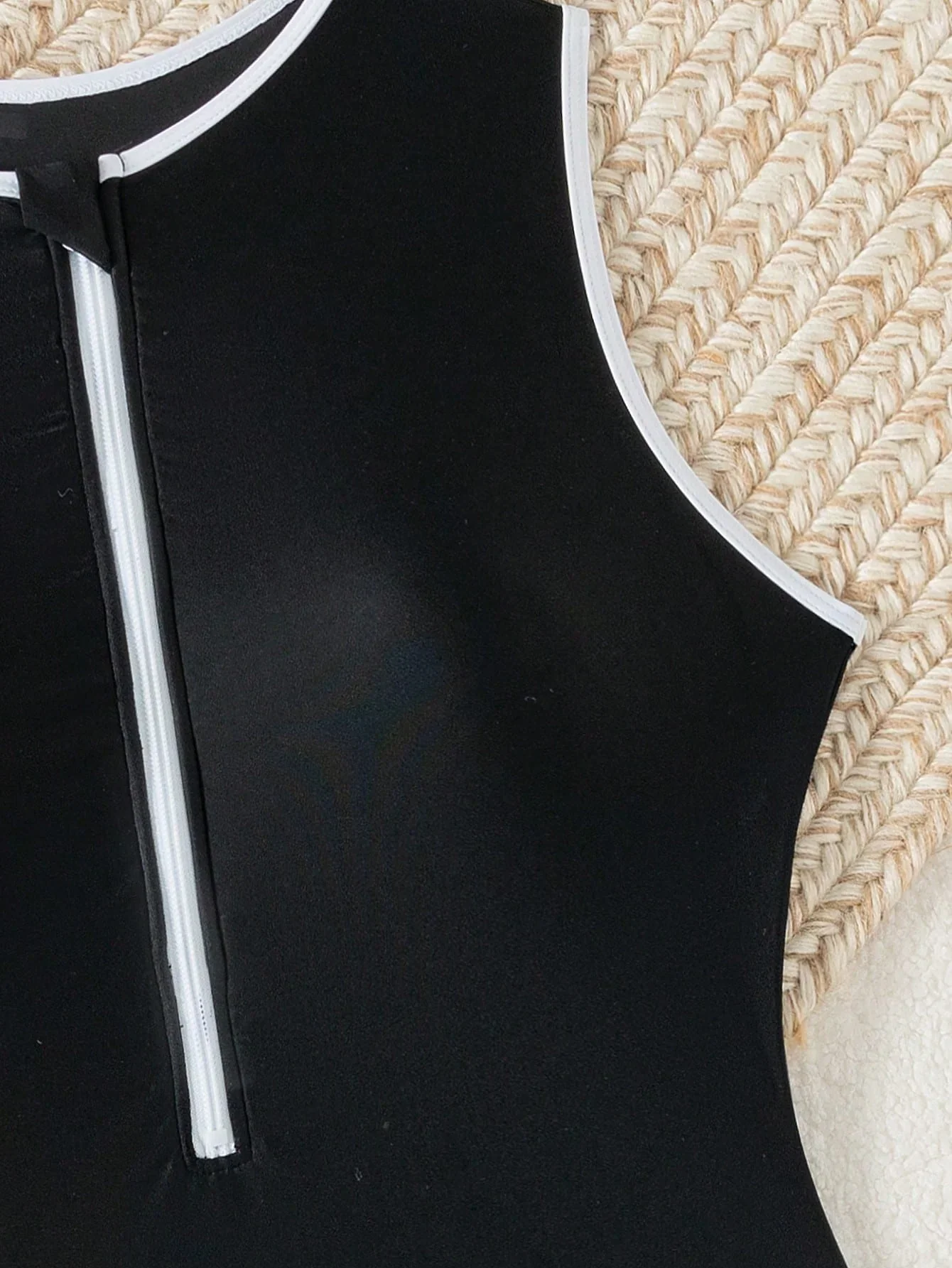 Sportlich-eleganter Badeanzug mit Reißverschluss – Für aktive & stilbewusste Frauen - Image 5