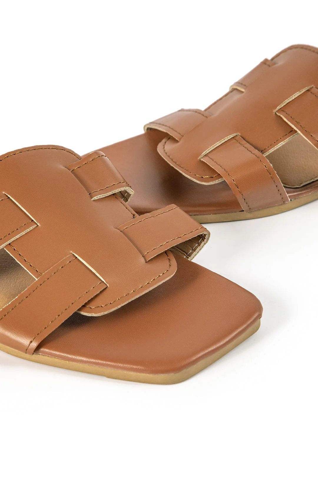 Stilvolle braune Slides mit Cut-Out-Design - Image 3