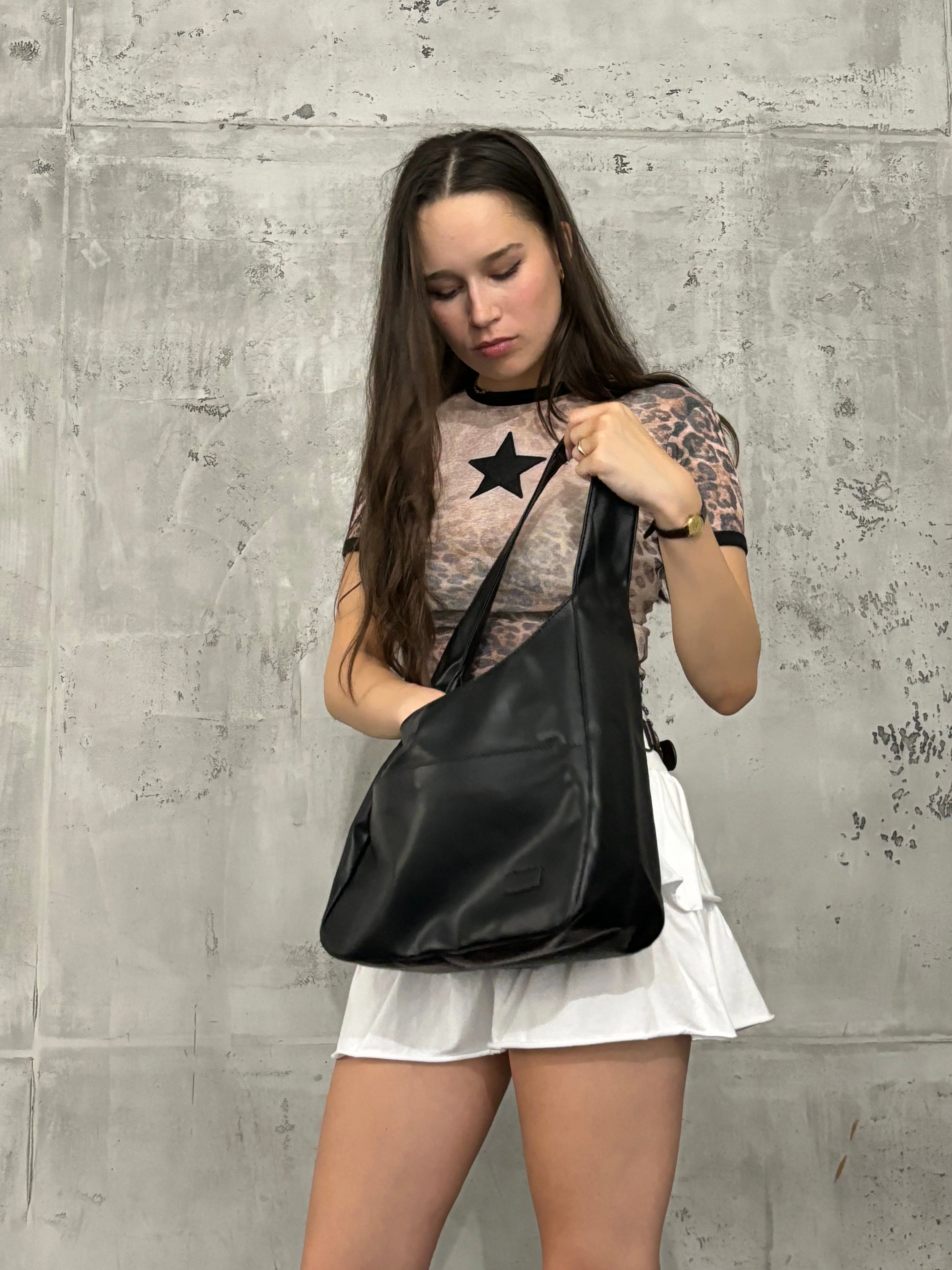 Stilvolle Damen-Schultertasche aus praktischem veganem Leder - Image 8
