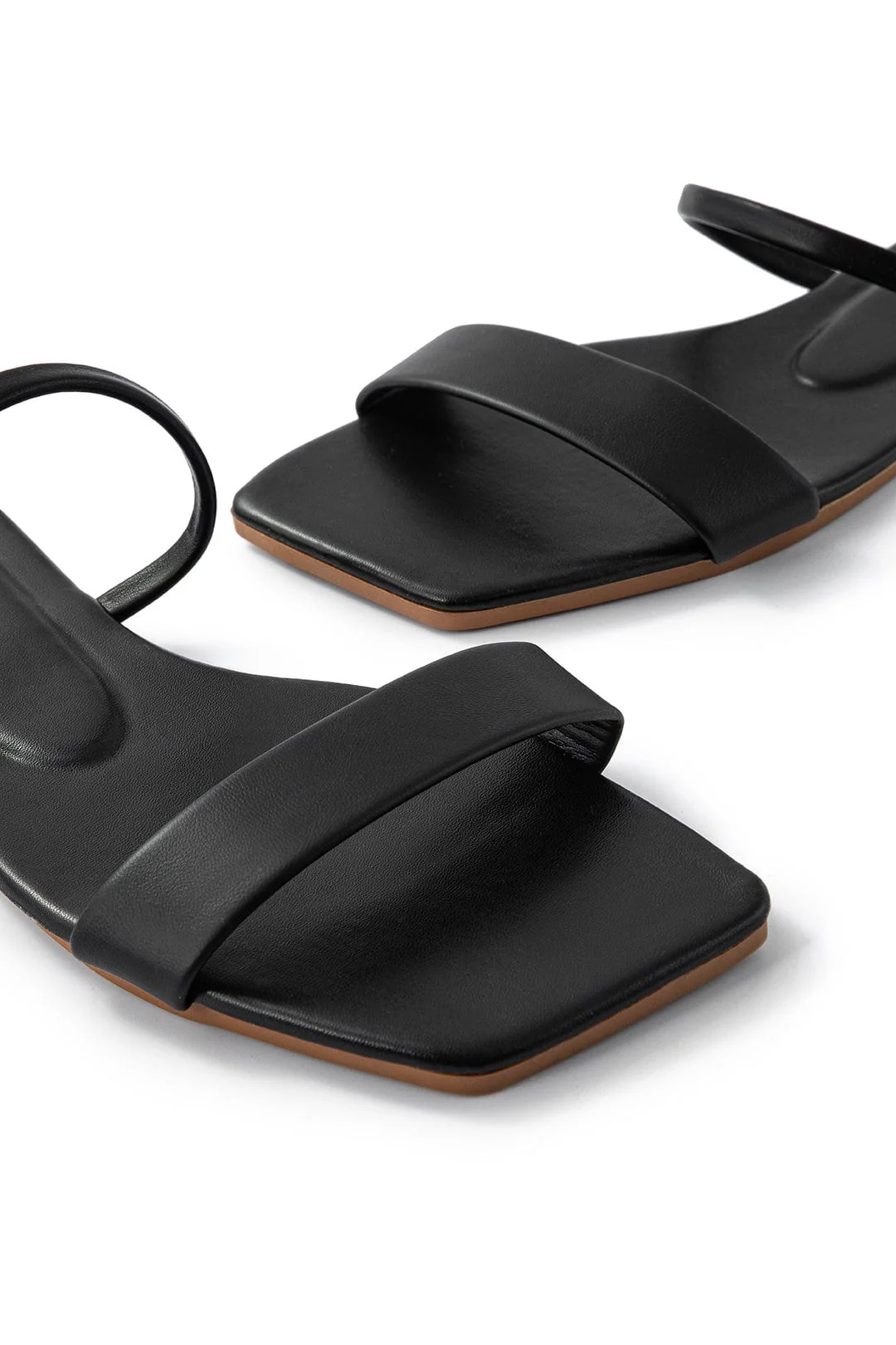 Stilvolle schwarze Sandalen mit minimalistischem Design - Image 2
