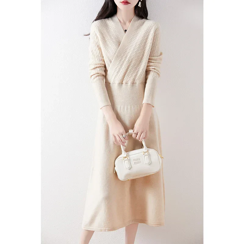 Strickkleid mit V-Ausschnitt für Damen - Image 7
