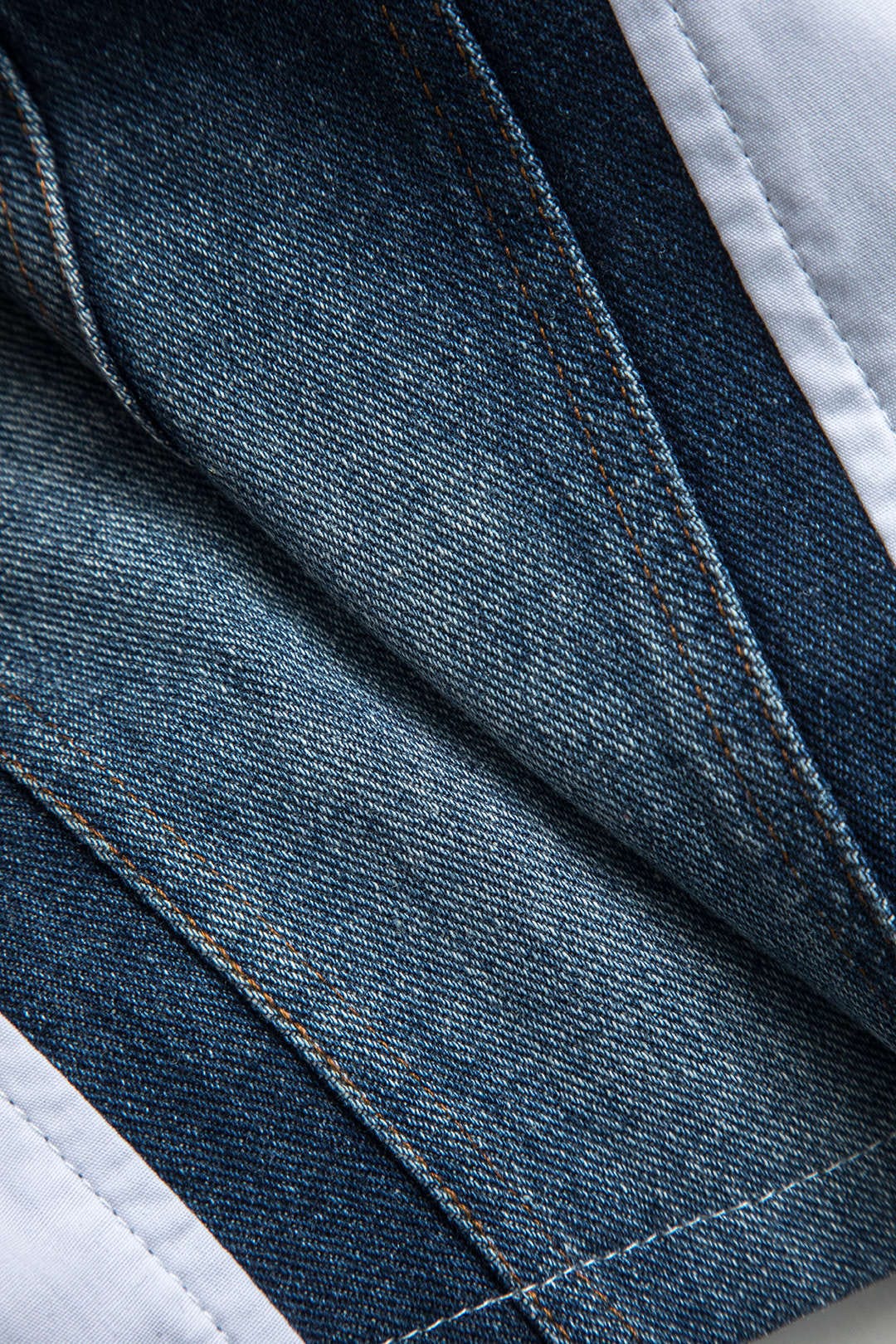 Sunniva | Cropped-Hemd mit Denim-Korsagen und voluminösen Ärmeln - Image 3
