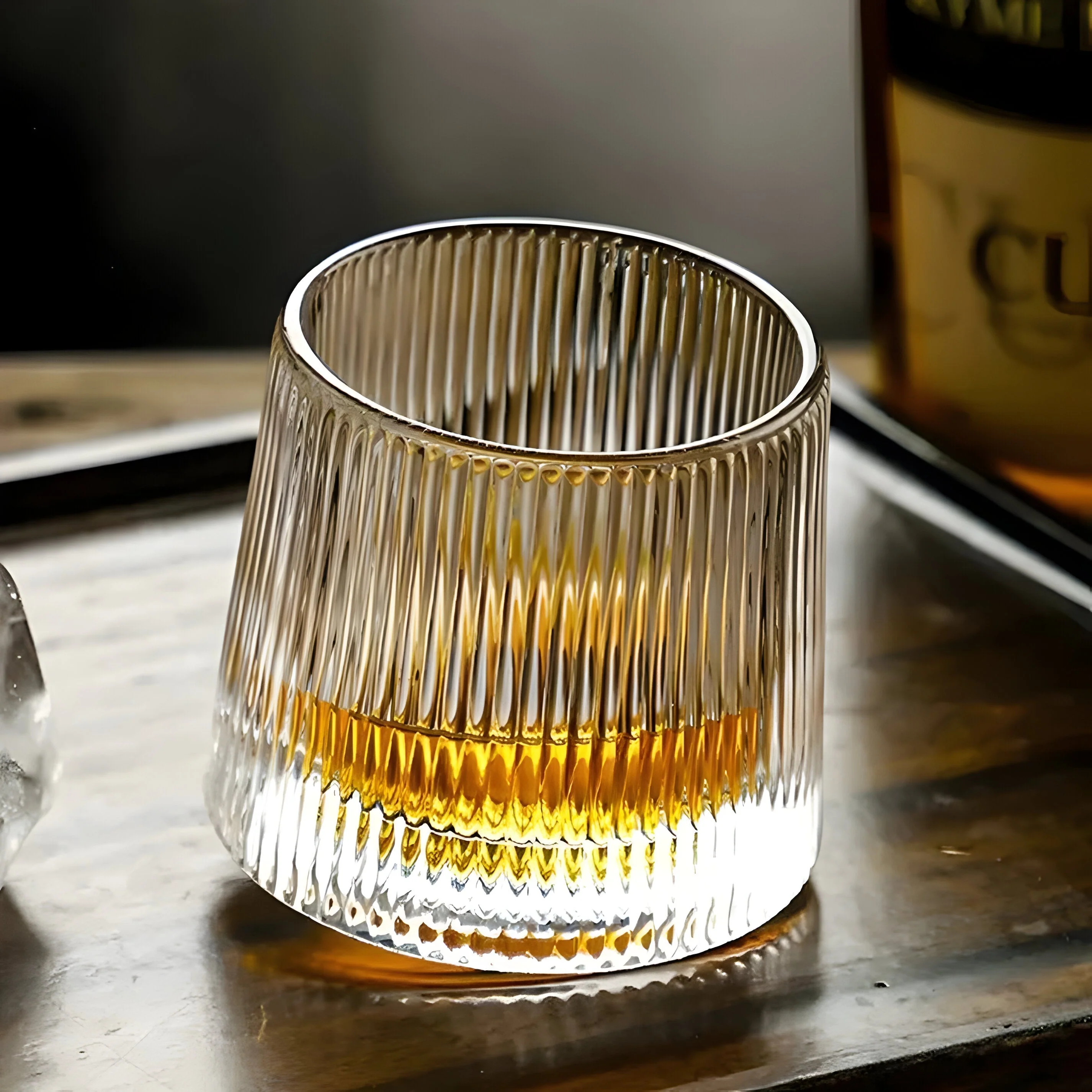SwirlSip – Drehbares, texturiertes Whiskyglas mit auffällig geripptem Design - Image 2