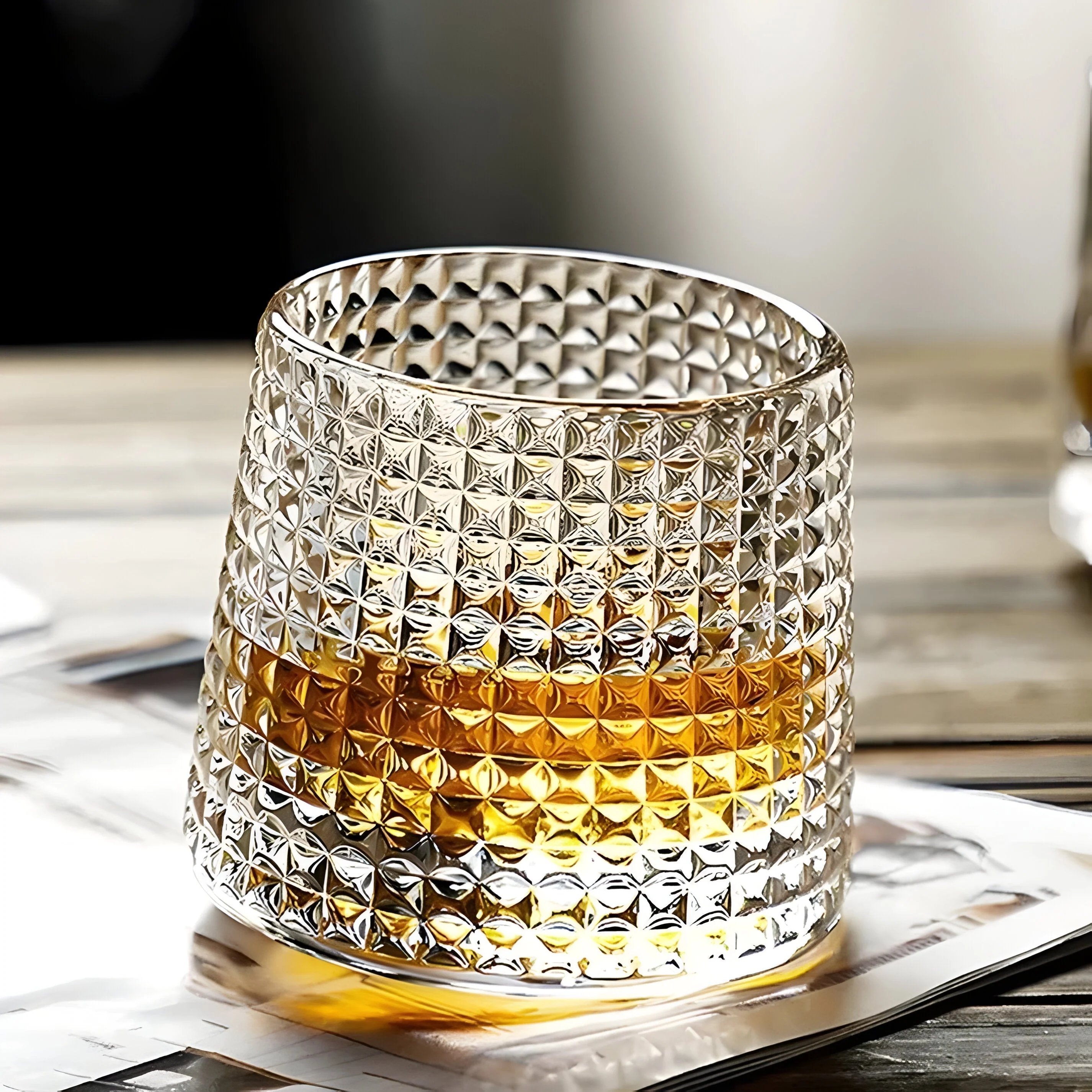 SwirlSip – Drehbares, texturiertes Whiskyglas mit auffällig geripptem Design - Image 3