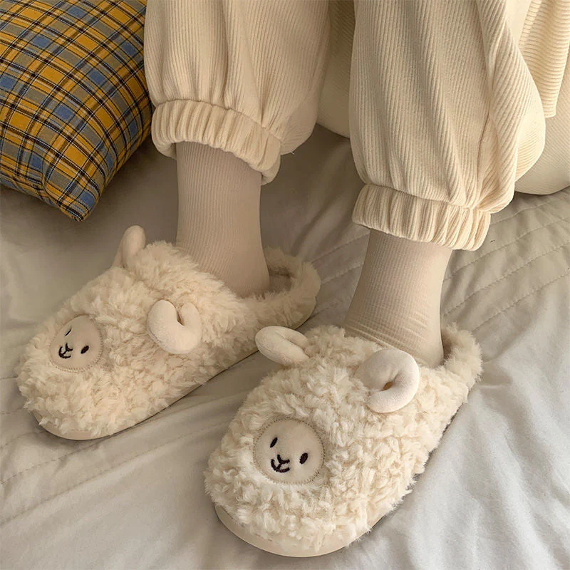 Tierische Plüschpantoffeln für Damen - Image 3