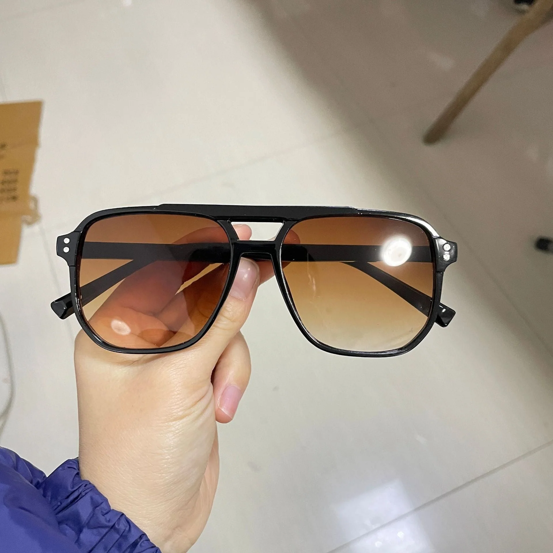 Unisex Vintage Sonnenbrille | Quadratisches Design - Image 2