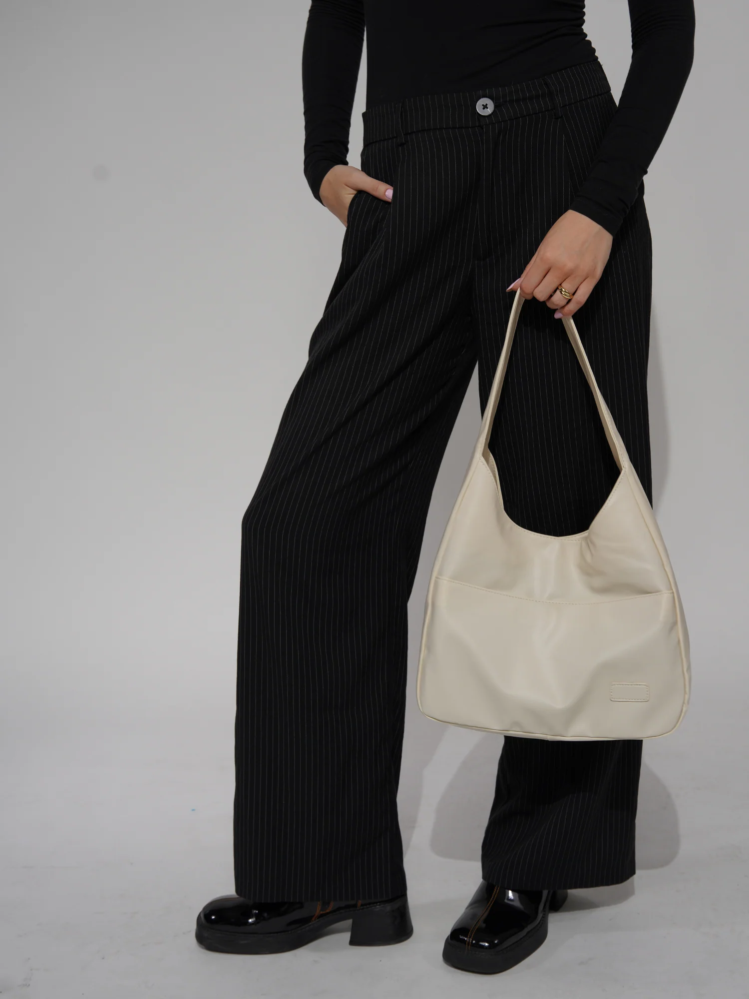 URBAN CIRCLE TOTE - Image 16