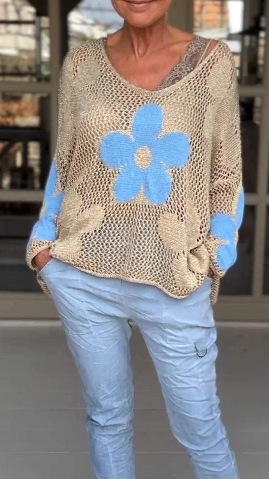 V-Ausschnitt-Strickbluse mit Blumenmuster - Image 2
