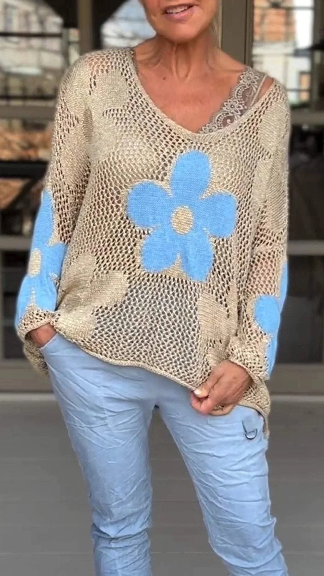 V-Ausschnitt-Strickbluse mit Blumenmuster - Image 6