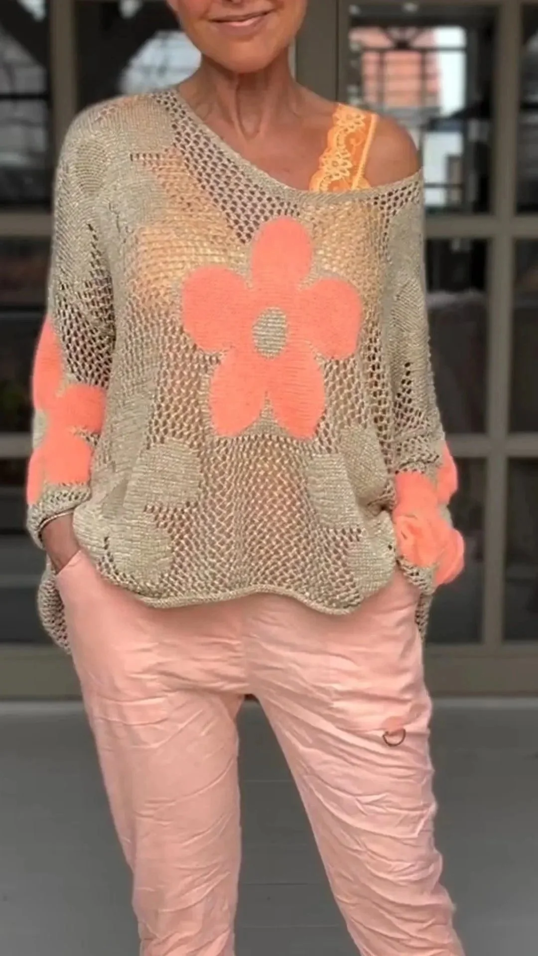 V-Ausschnitt-Strickbluse mit Blumenmuster - Image 8