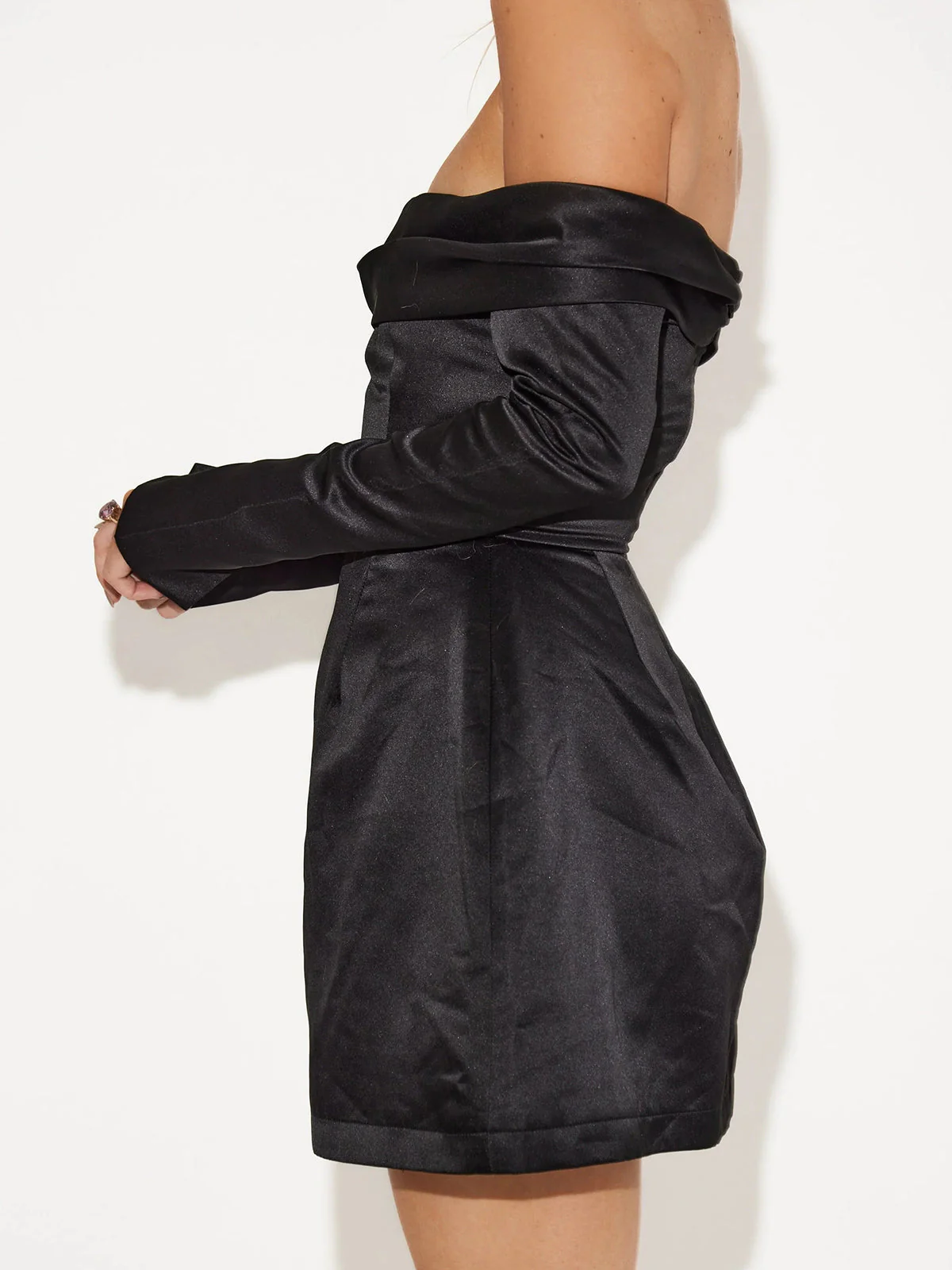 Valentinstagskleid | Off-Shoulder Mini mit klarer Silhouette - Image 4