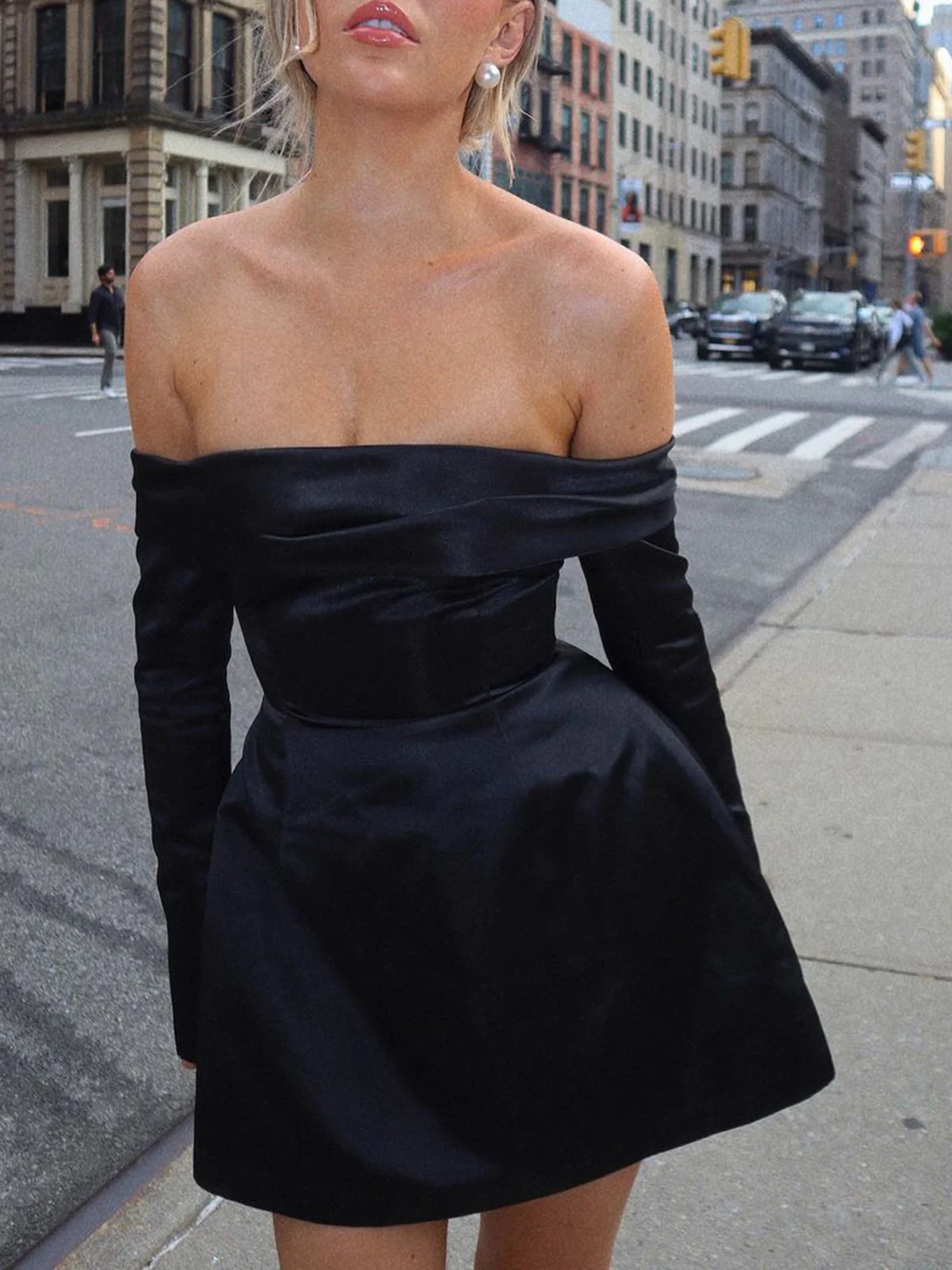 Valentinstagskleid | Off-Shoulder Mini mit klarer Silhouette - Image 5
