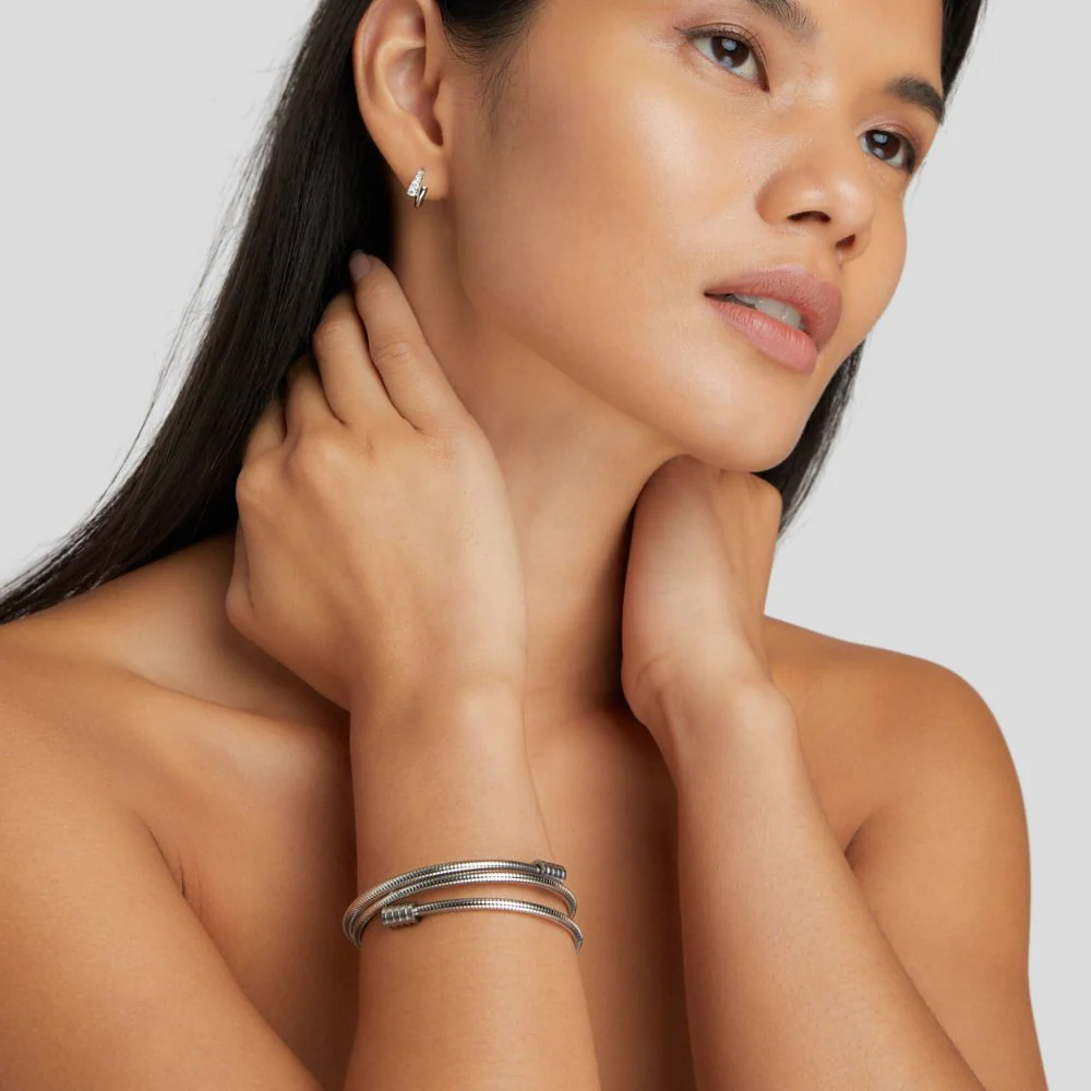Verdrehtes Silberarmband - Image 5