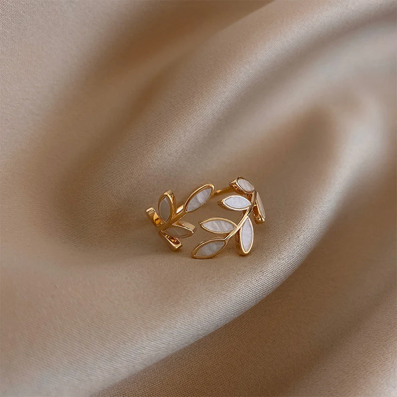 Verstellbarer Goldring mit Blatt und weißem Opal - Image 2