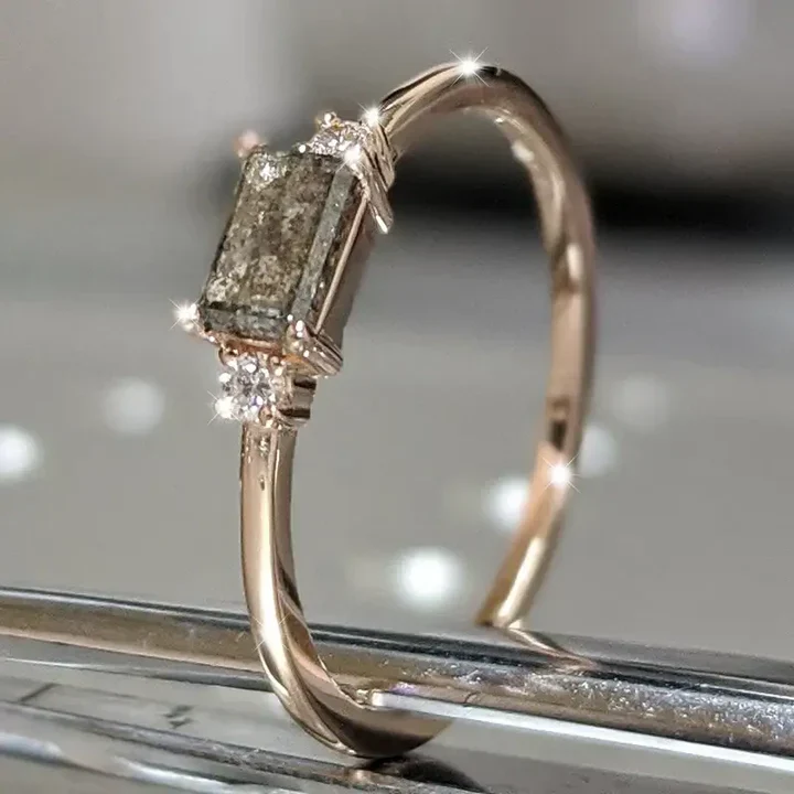 Vintage Rechteckiger Kristall & Zirkonia Goldener Ring