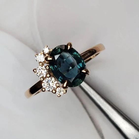Vintage Ring mit blauem Kristall und Zirkonia