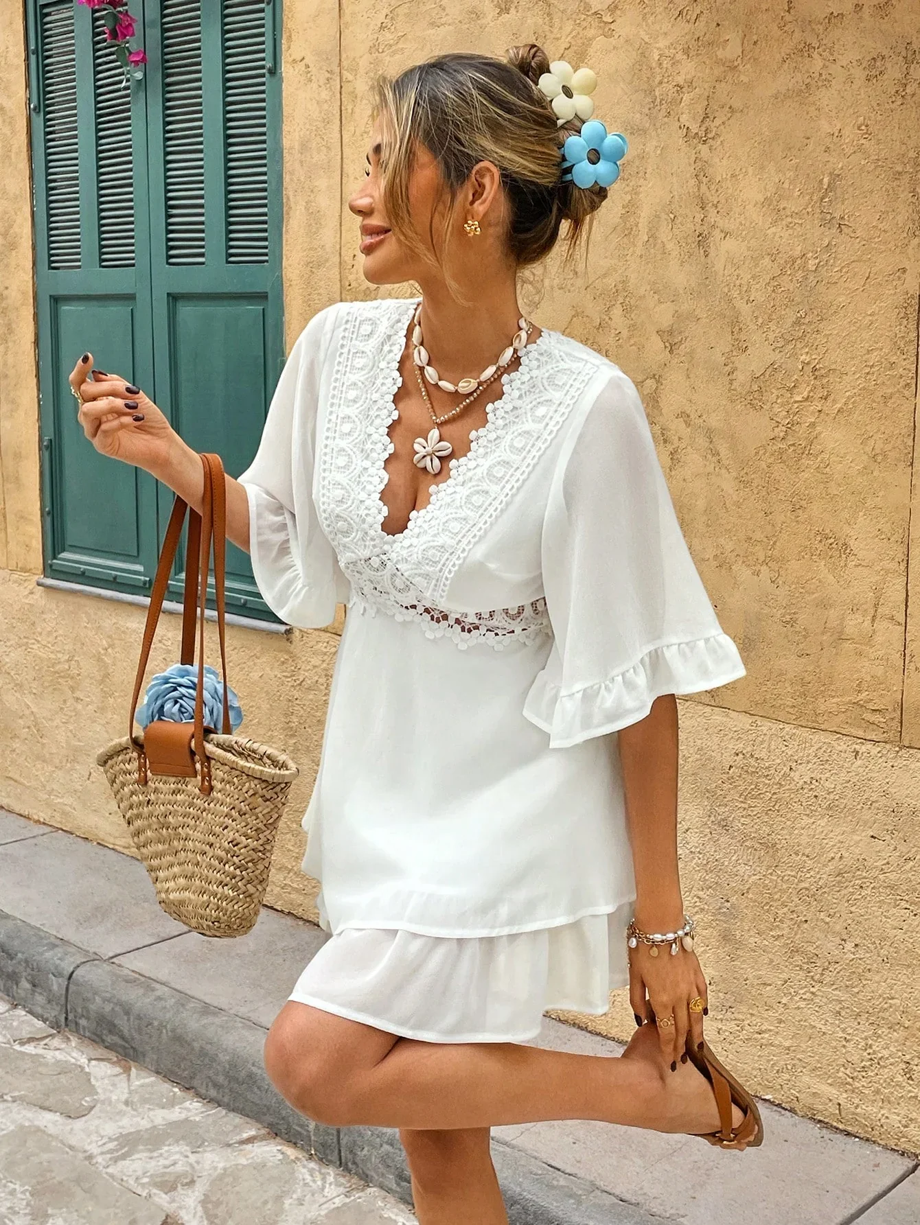 Weißes Boho-Sommerkleid mit Spitze und Volants – V-Ausschnitt & lockerer Schnitt | Zendoo - Image 2