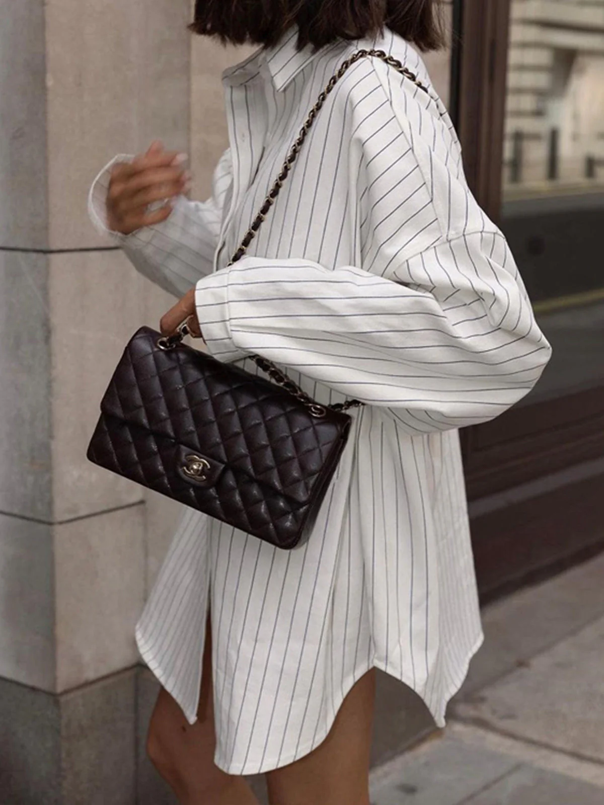 Weißes oversized Hemdkleid mit Streifen – Streetstyle-Look - Image 3