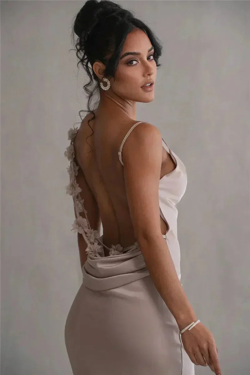 Xenia | Elegantes Rückenfreies Satin-Maxikleid mit Blumenapplikationen - Image 2