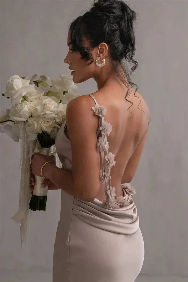 Xenia | Elegantes Rückenfreies Satin-Maxikleid mit Blumenapplikationen - Image 3