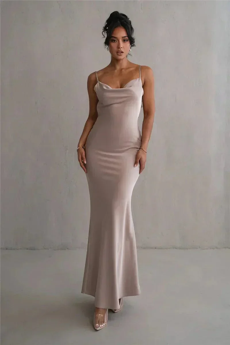 Xenia | Elegantes Rückenfreies Satin-Maxikleid mit Blumenapplikationen - Image 8