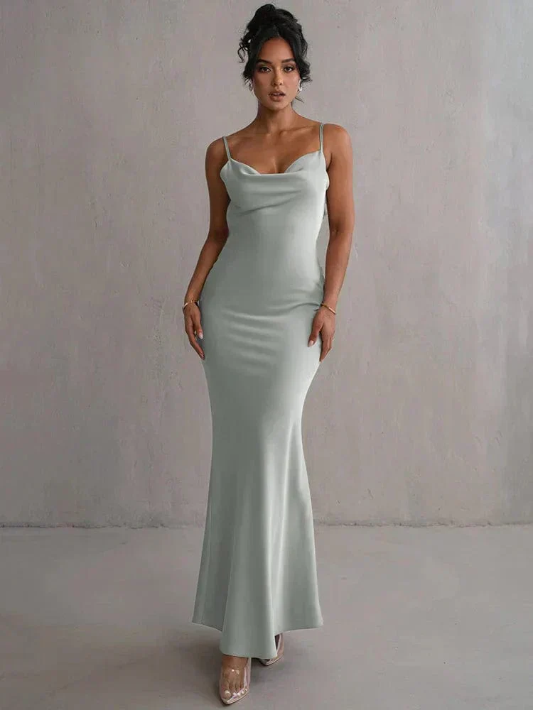 Xenia | Elegantes Rückenfreies Satin-Maxikleid mit Blumenapplikationen - Image 9