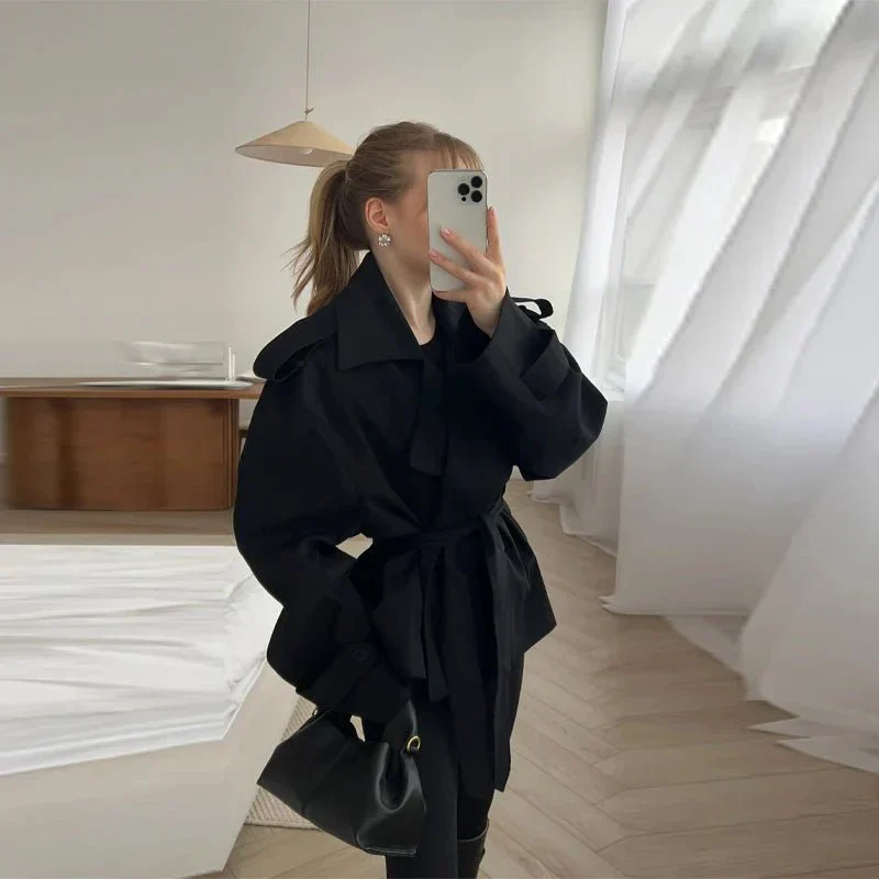 Yalin | Kurzer Trenchcoat Mit Gürtel - Image 4