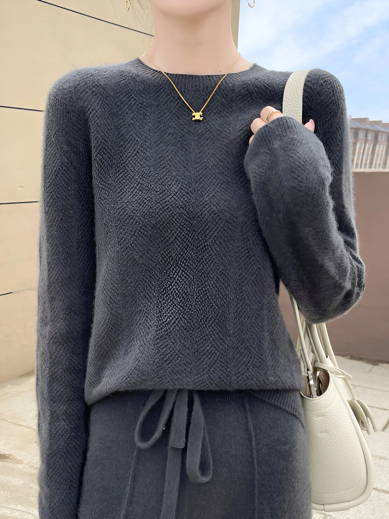 Zora |  Merinowollpullover mit eleganten Aussparungen - Image 7
